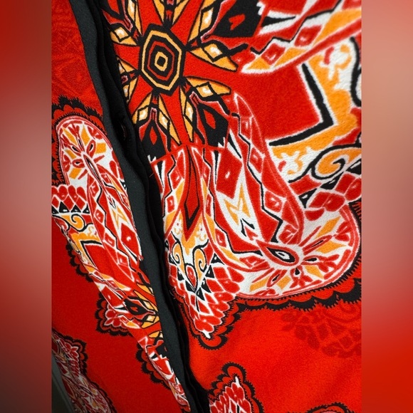 Chico’s 0 Petite Red Tiled Spice Cold-Shoulder Top - Picture 4 of 9